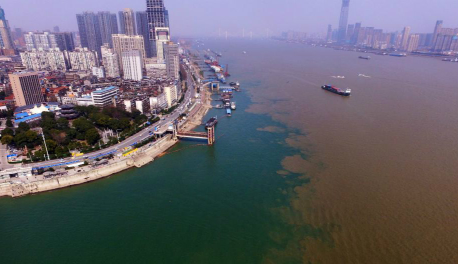武汉两江交汇处现“泾渭分明”景观