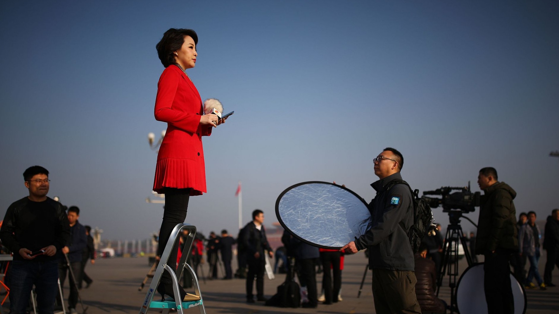 盘点报道两会女记者:专注工作展现职业素养