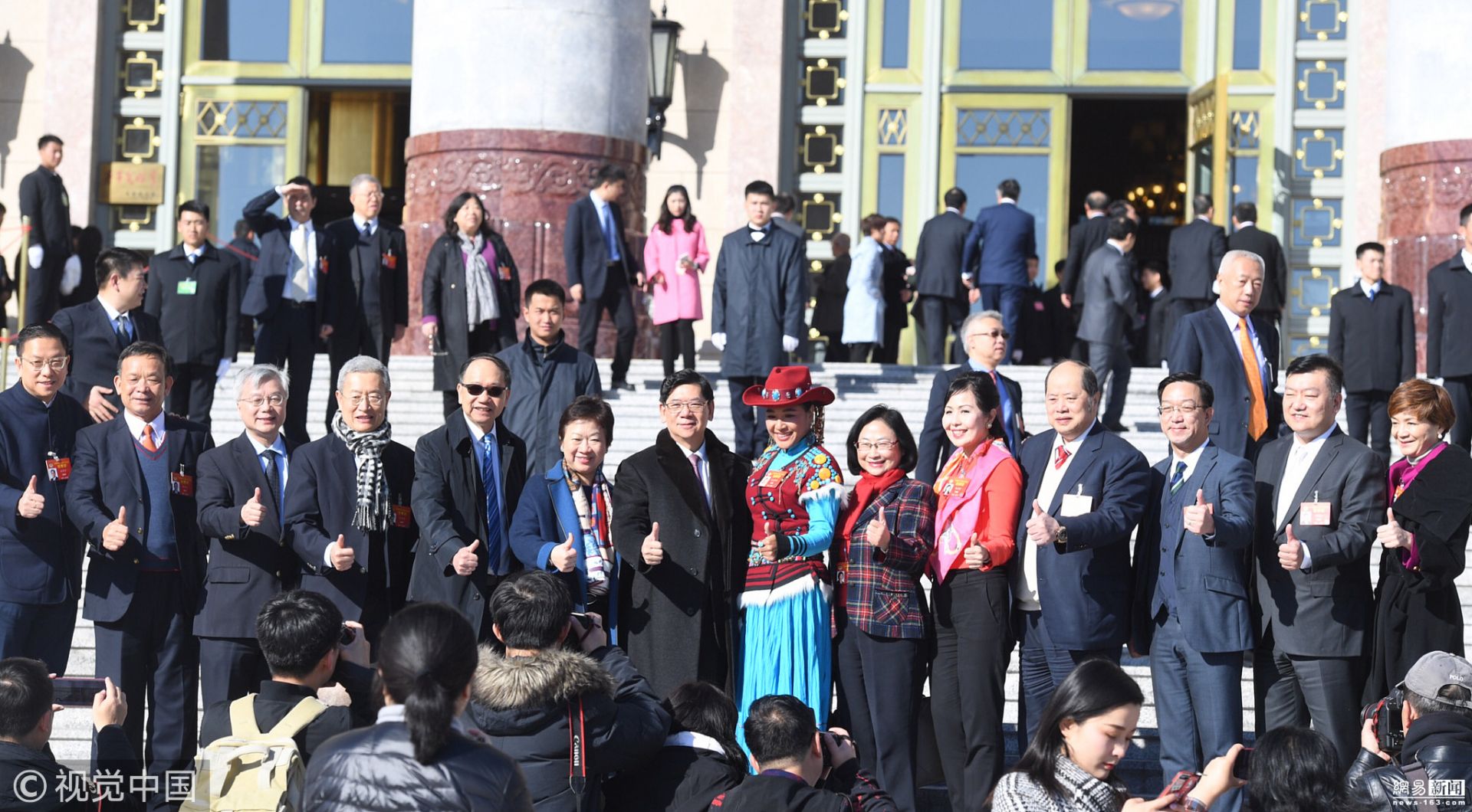 全国政协十三届二次会议闭幕 政协委员离场