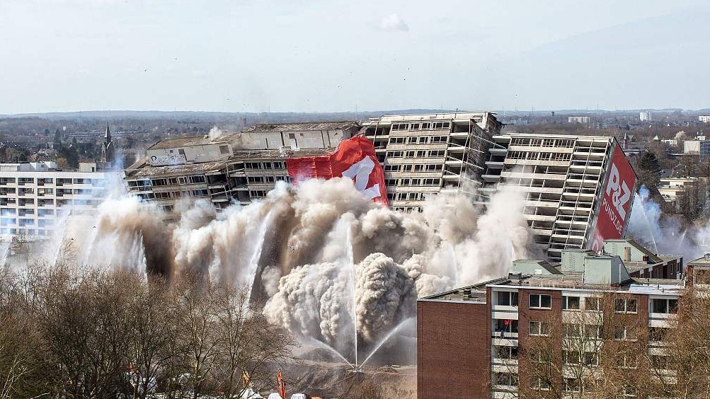 德国一公寓楼爆破场面壮观