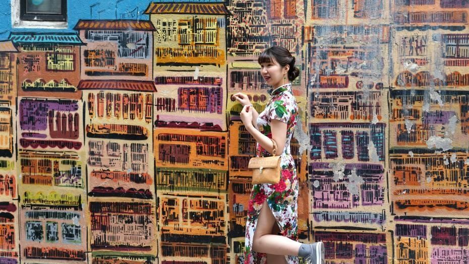 香港中环壁画成“打卡”胜地 游客上演“旗袍秀”