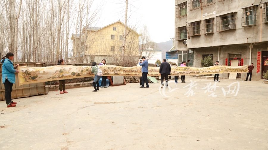 厉害了！十堰女子8年创作22米长十字绣