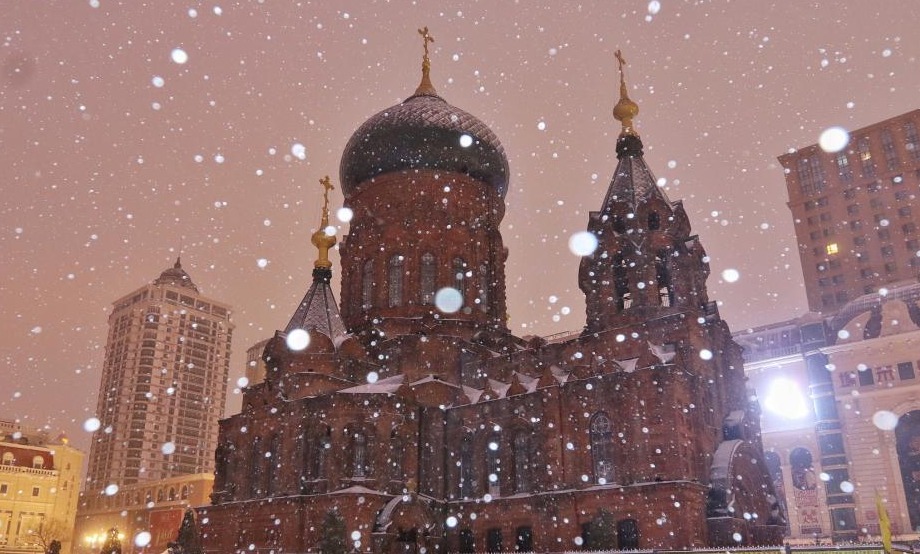哈尔滨降春雪 索菲亚教堂尽显静谧之美