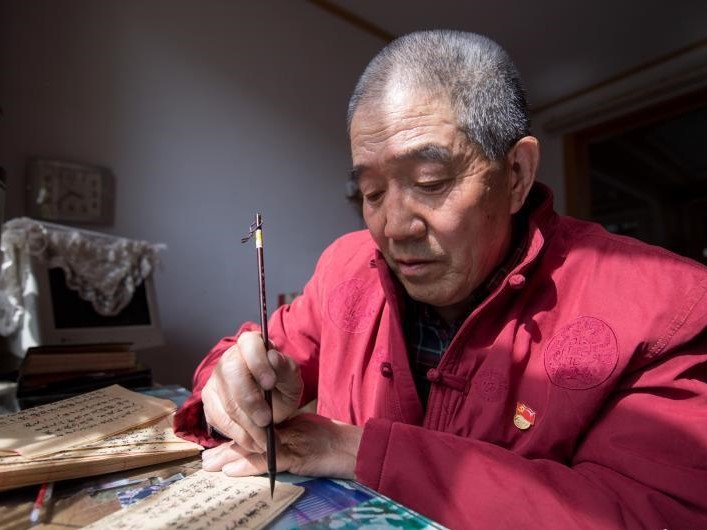 山西七旬老人耗时八年手抄四大名著