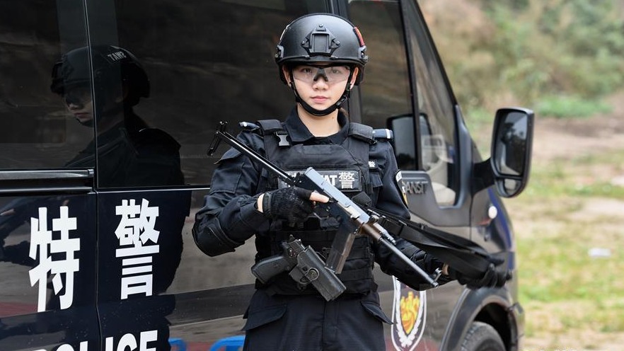 警花狙击手：“不爱红装爱警装”