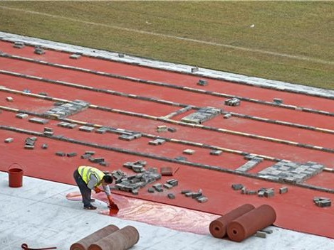 武汉五环中心体育场开始铺设跑道