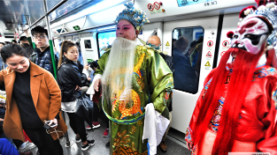 “汉剧”地铁快闪玩穿越
