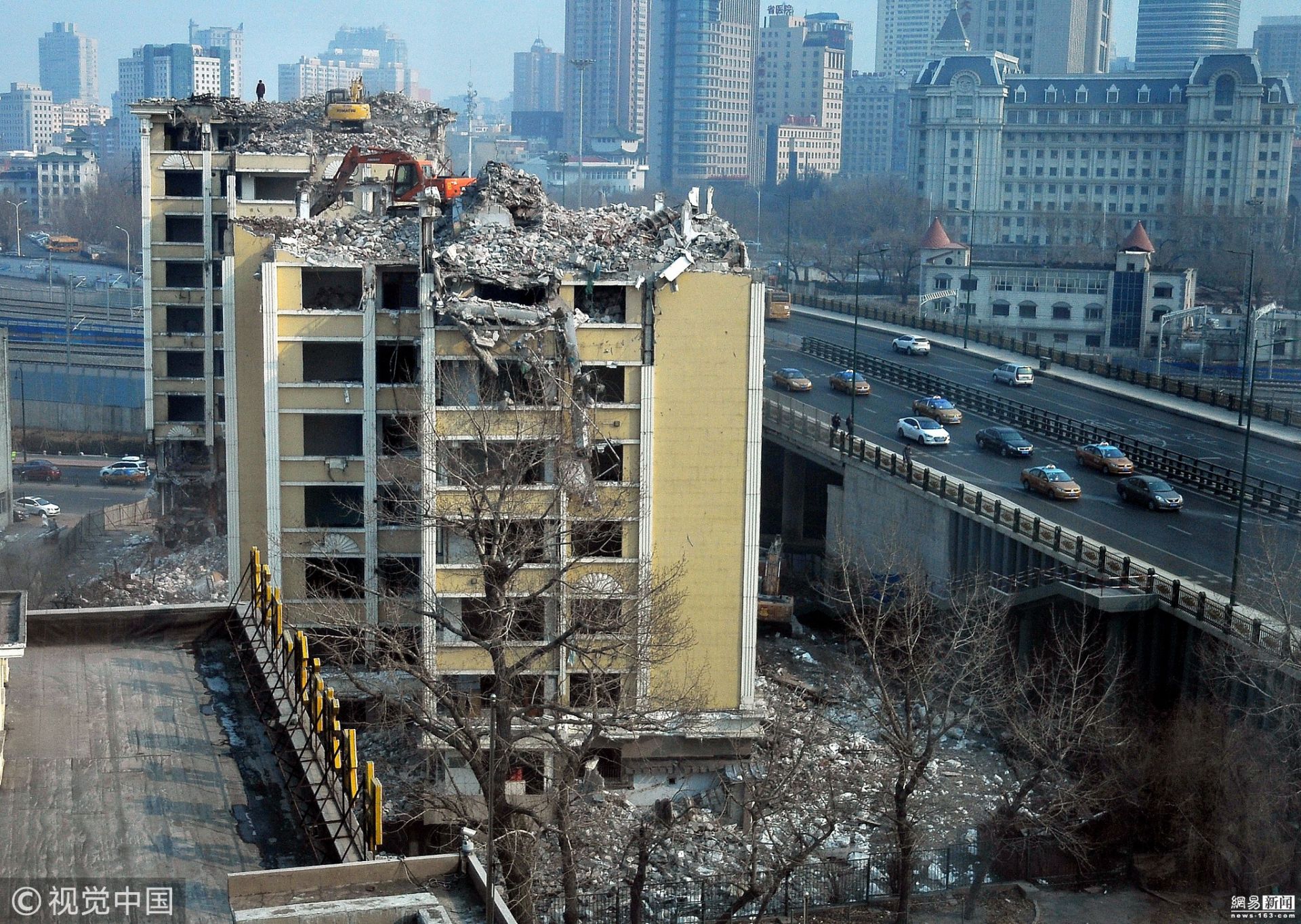 钩机开到楼顶拆除老楼 居民:掉下来就麻烦了