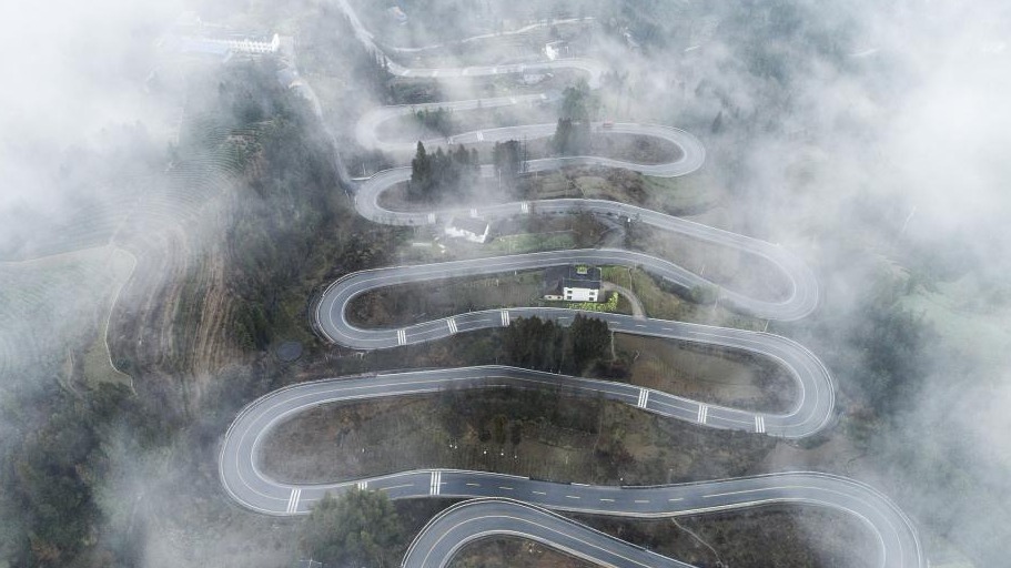 恩施公路云遮雾罩宛若玉带绕山腰