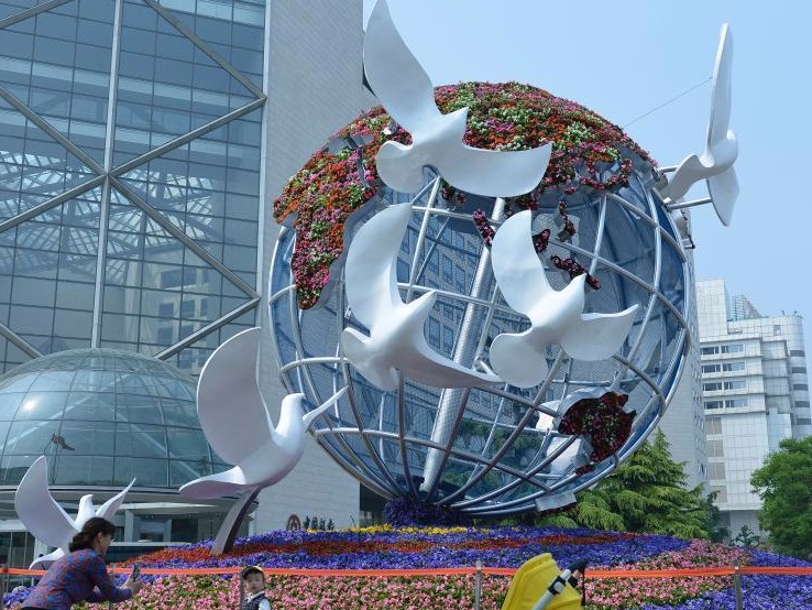 “一带一路”国际合作高峰论坛主题花坛亮相北京街头
