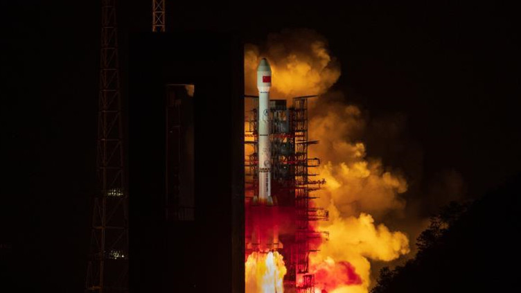 中国成功发射第二代数据中继卫星系统首星