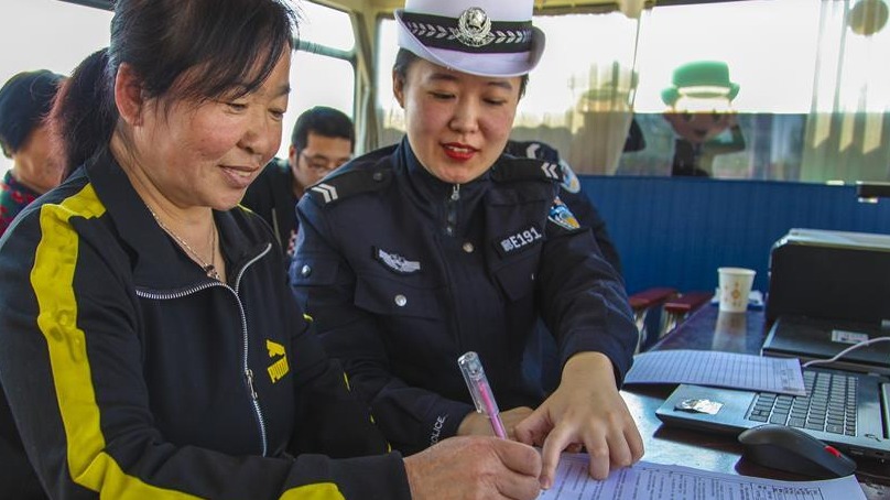 河北永清：移动警务车进乡村
