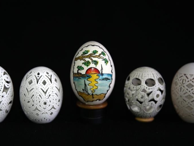 手超稳！土耳其工匠在鸡蛋壳上打洞雕花