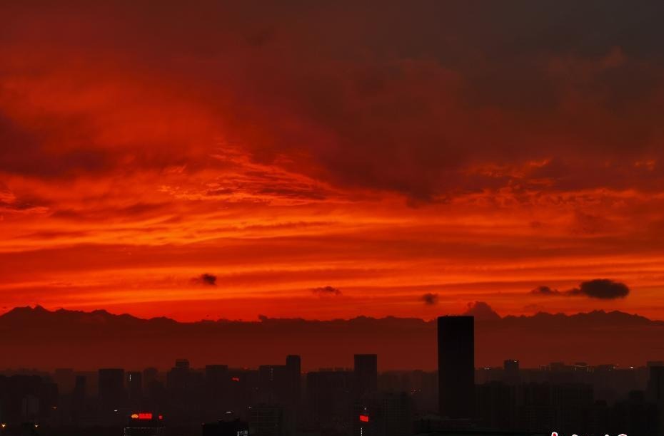 成都现绚丽晚霞映红天空 美如画卷