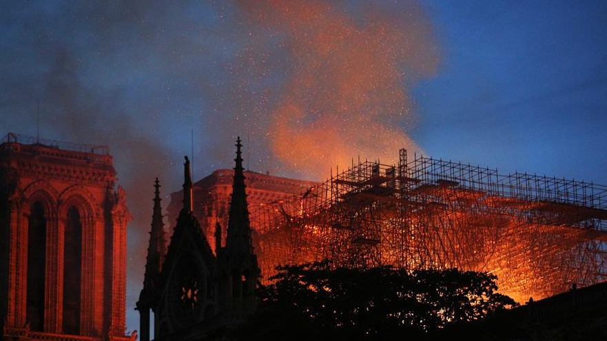 巴黎圣母院发生大火 建筑损毁严重