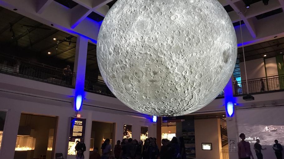 休斯敦自然科学博物馆展出”超级大月亮”引民众观赏