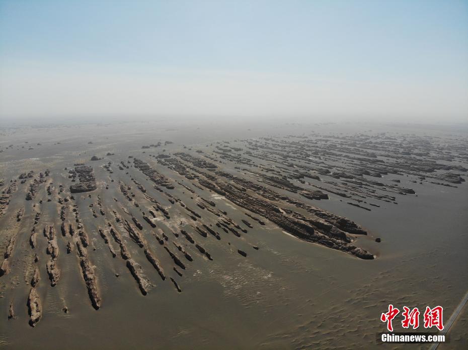 航拍甘肃敦煌雅丹地貌"西海舰队 景观如万舰出海