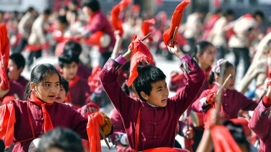 新疆南部乡间小学生打起安塞腰鼓