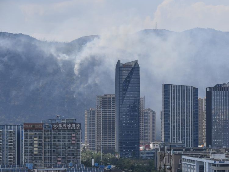 云南昆明城郊发生山火