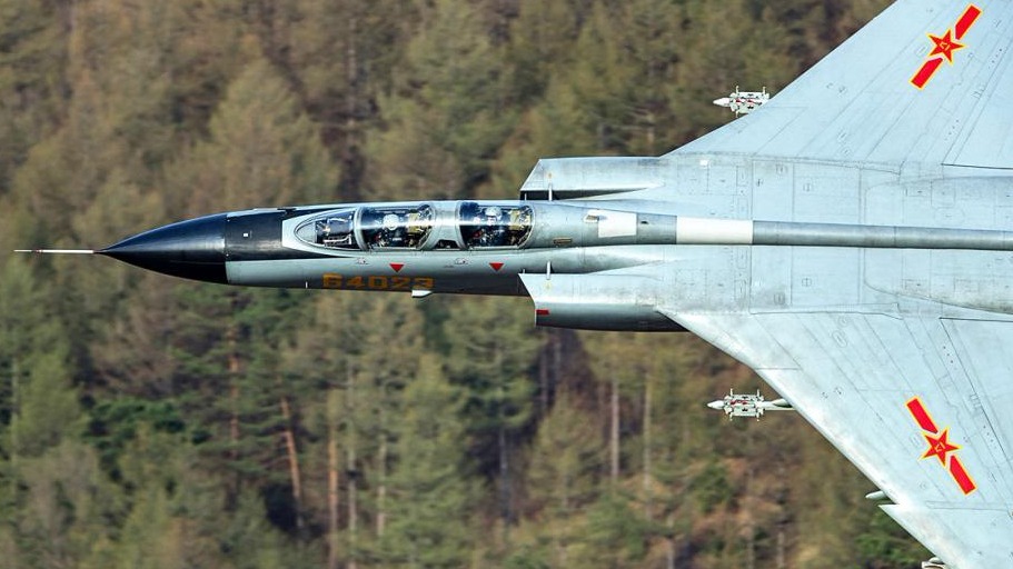 惊艳！中国战机超低空高速通过山谷