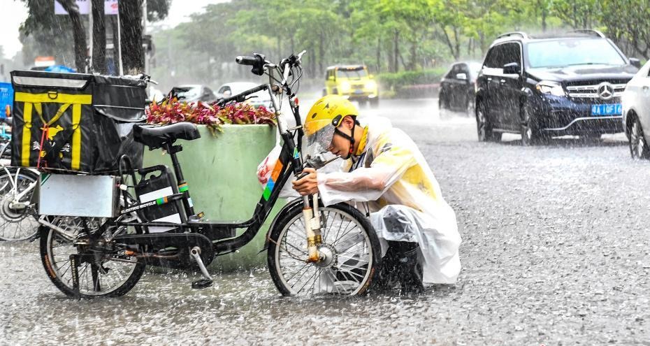 广州遭暴雨袭击 10区发布暴雨预警