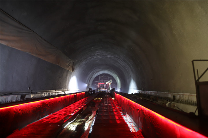 郑万高铁湖北段最长隧道新华隧道正洞掘进突破万米