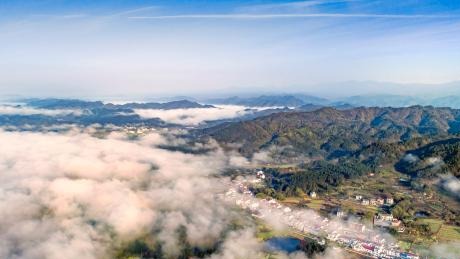 绝美！航拍江西武宁云雾漫山飘 乡村好妖娆