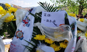 民众前往西昌殡仪馆悼念牺牲的扑火人员