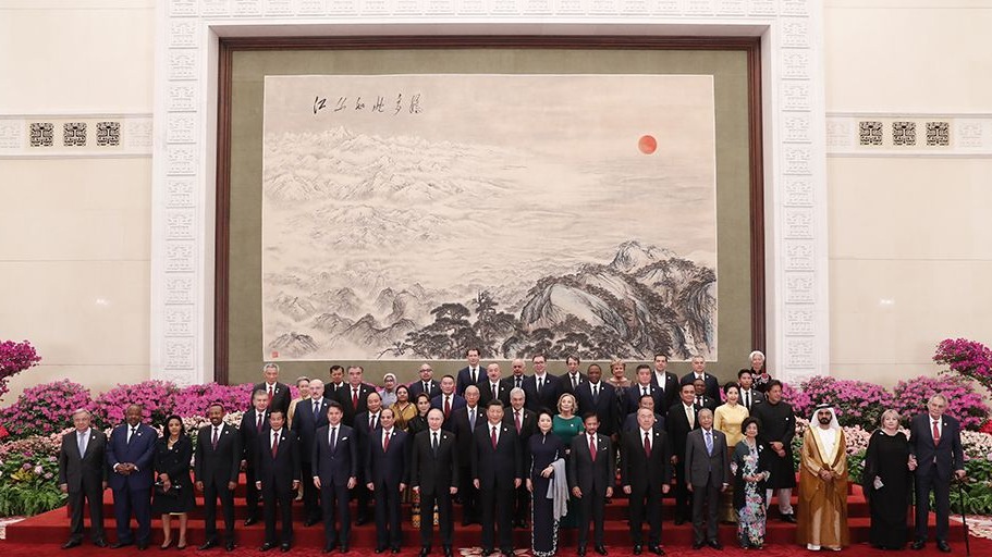习近平和彭丽媛欢迎出席第二届“一带一路”国际合作高峰论坛的外方领导人夫妇及嘉宾