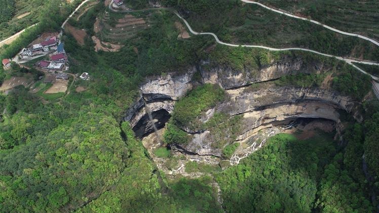 走近宁强地洞河天坑