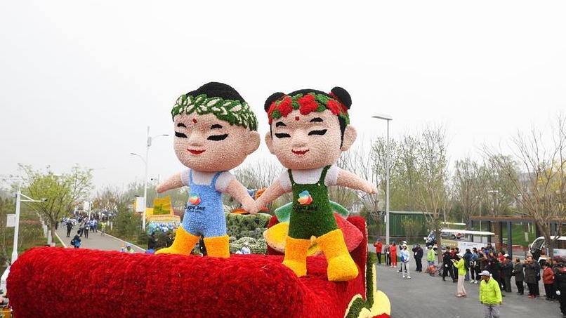 花车巡游精彩纷呈