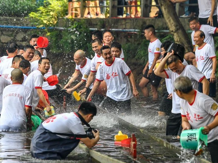 广州荔湾泮塘起龙 唤醒湖底“沉睡”一年龙舟