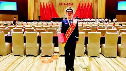 “抱火哥”荣获武汉市五四青年奖章