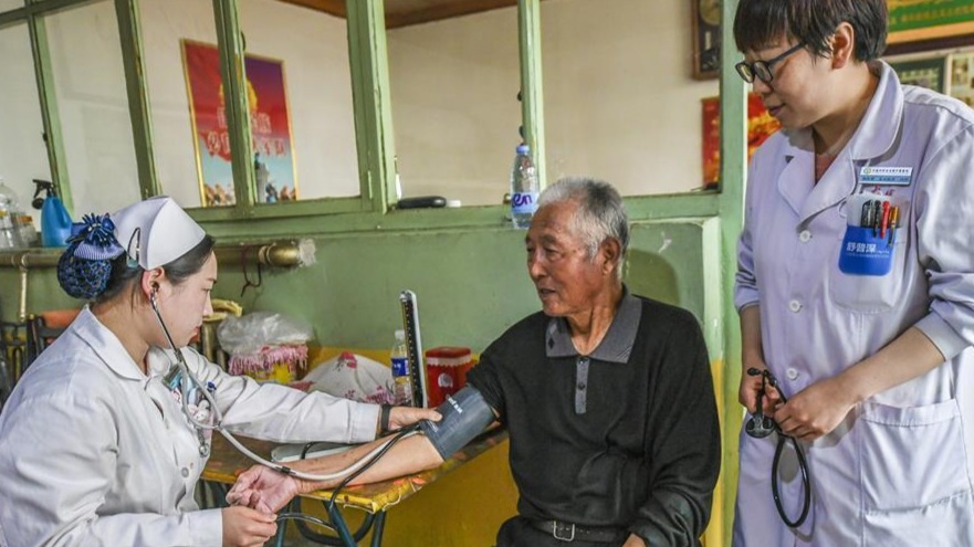 为优抚老人上门送健康
