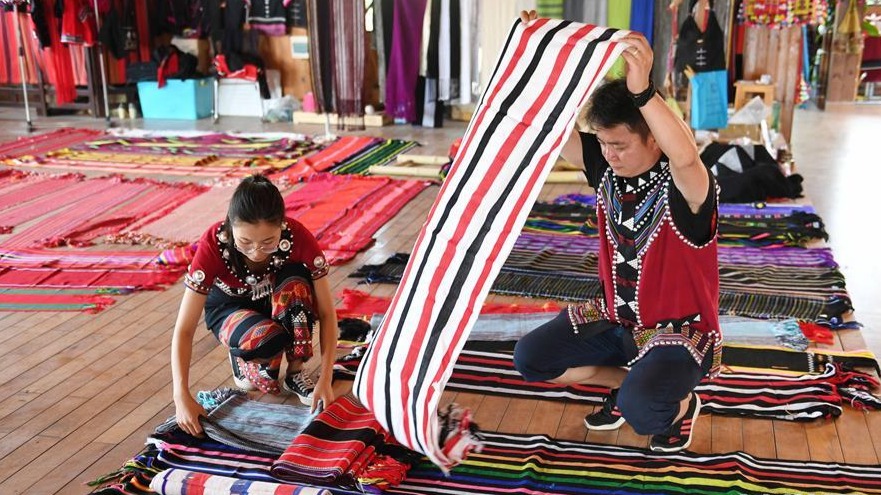 云南西盟：创新民族纺织工艺助佤族村民增收