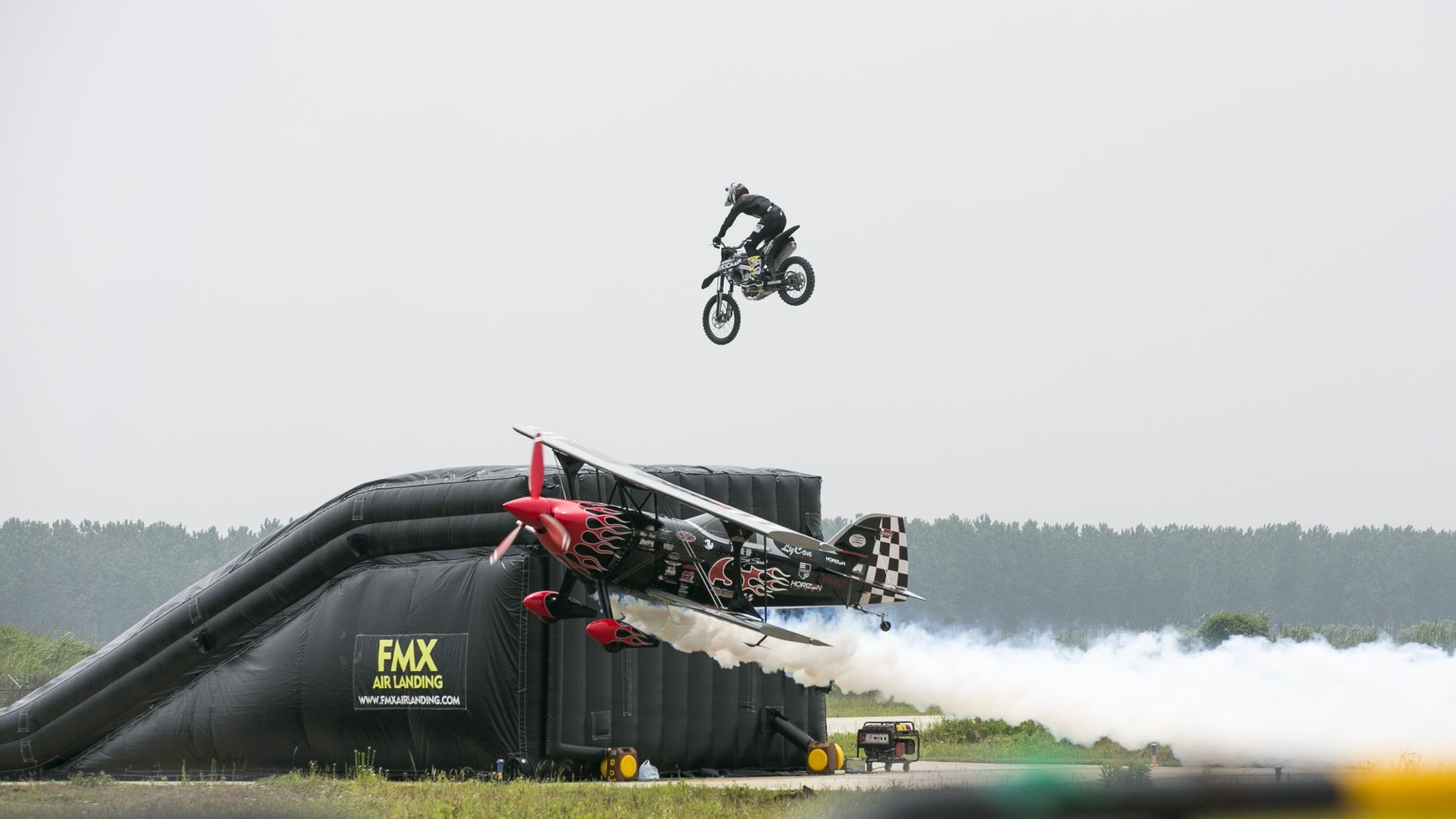 2019世界飞行者大会开幕 飞行员空中炫技
