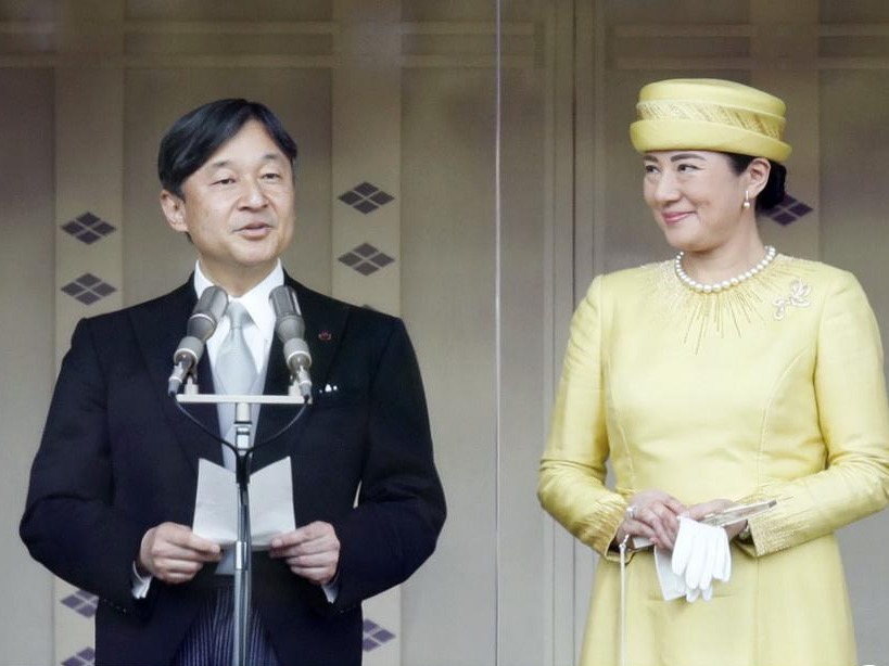日本德仁天皇夫妇首次公开亮相 接受国民参贺