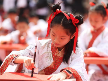 南京小学生着汉服习礼仪感悟“十岁成长礼”