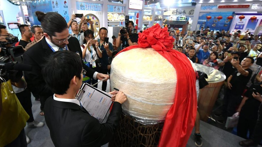 福州500多斤巨型鱼丸打破世界纪录