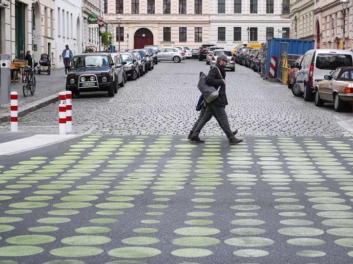 柏林试用新安全道路标识