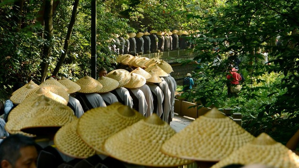 杭州举行“托钵行脚” 僧人沿街化缘