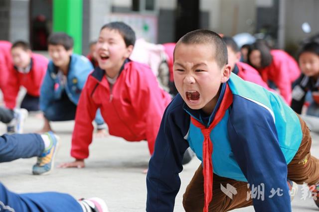 竹山希望小学师生习炼易筋经