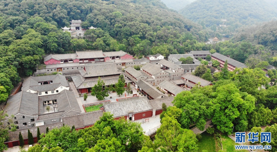 玉泉风景区内山峦连绵,四季常青,景色宜人,景区内有著名的玉泉寺,玉泉