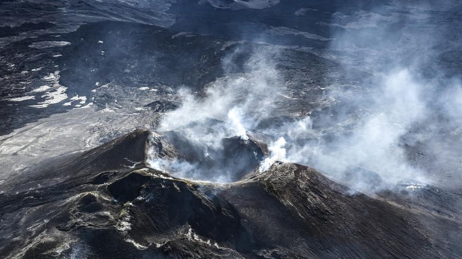 意大利海岸警卫队与科学家联合行动 监测欧洲最大活火山