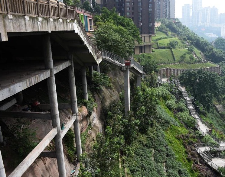 重庆现“魔鬼归家路” 市民回家先爬山