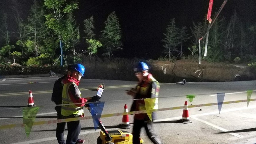 青岛一地铁工地坍塌5名工人被困