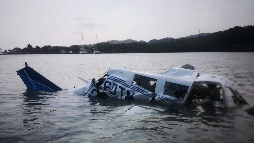洪都拉斯一架小型飞机坠海