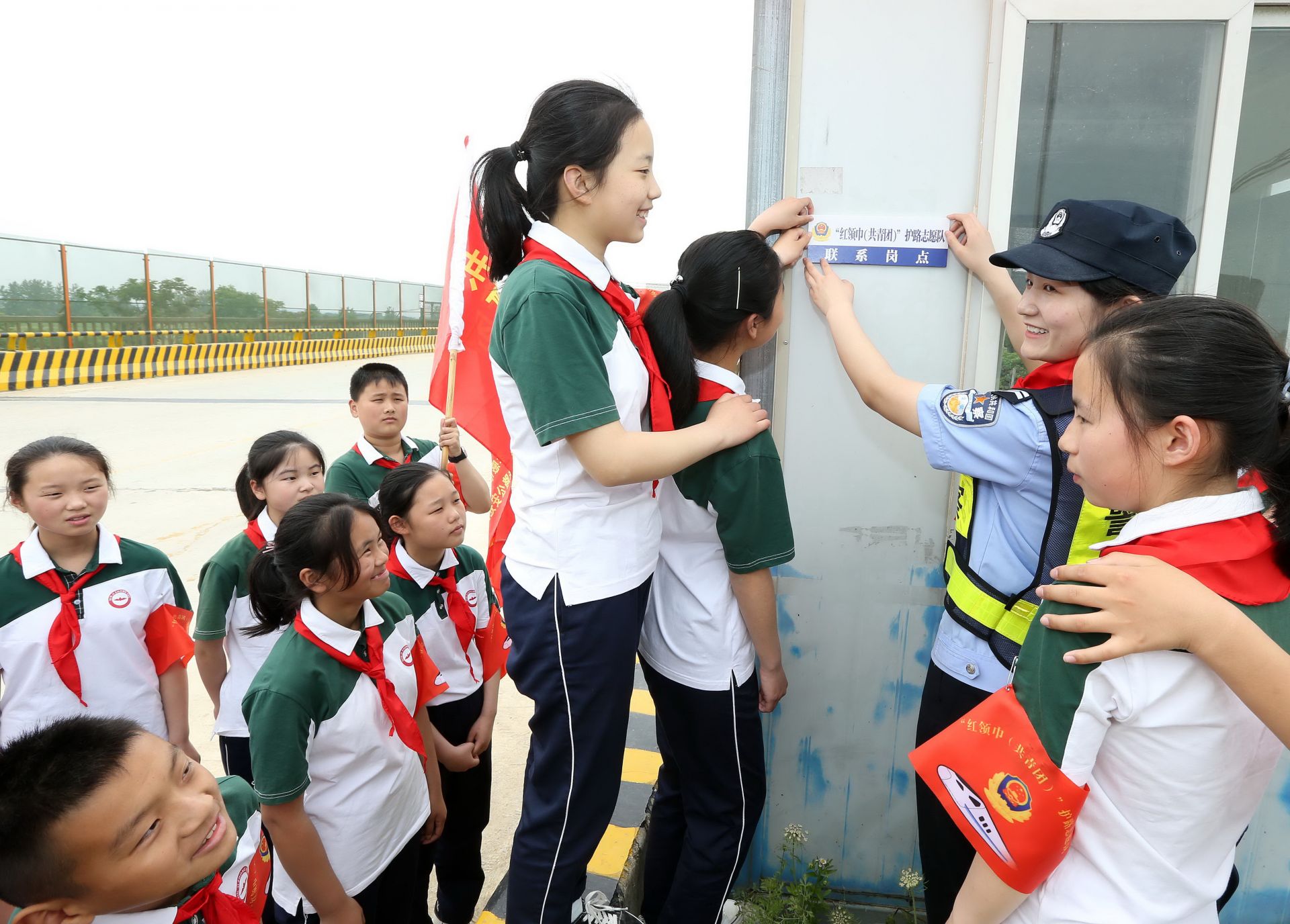 我和鐵警去護(hù)路 共保安全慶六一