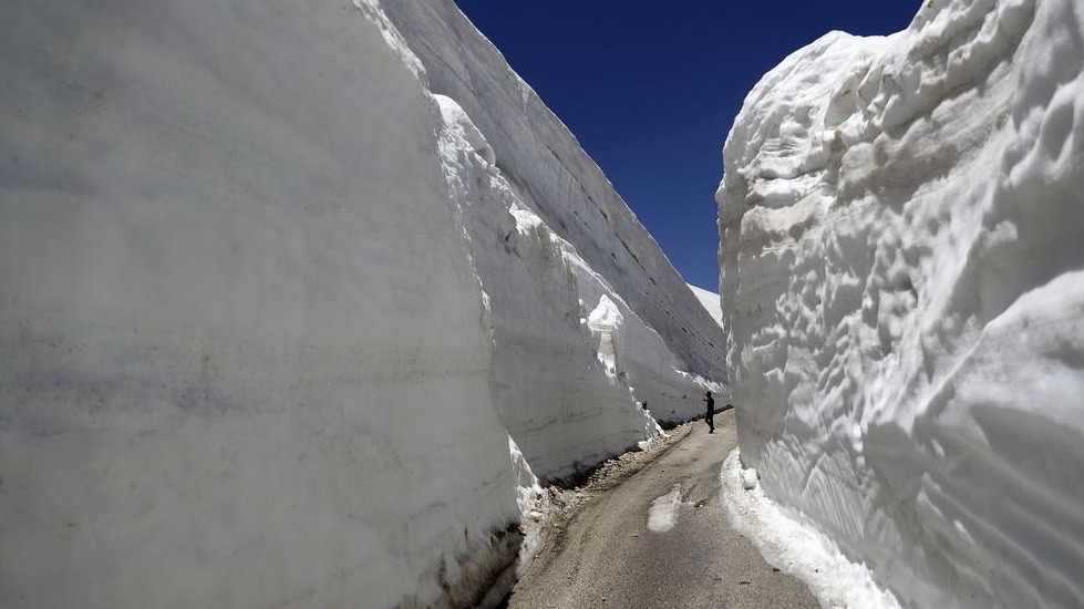 黎巴嫩北部积雪数米厚 车辆行驶雪墙之间