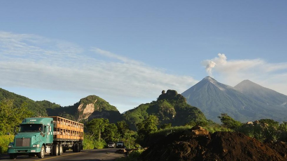 危地马拉富埃戈火山再度喷发